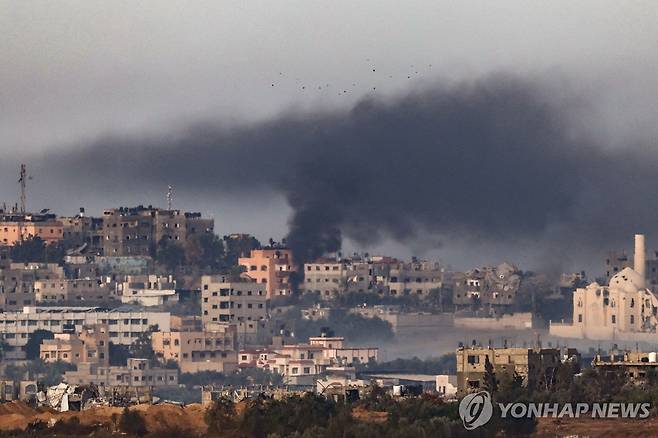 휴전 당일에도 계속된 가자지구 공격 (이스라엘-가자지구 접경 AFP=연합뉴스) 팔레스타인 무장정파 하마스와 이스라엘이 4일간의 임시휴전에 합의한 22일(현지시간) 이스라엘군의 공격을 받은 가자지구 북부에서 시커먼 연기가 뿜어져 나오고 있다. 이스라엘은 팔레스타인 여성과 아동 수감자 150명을 풀어주고 하마스에 붙잡힌 인질 50명을 돌려받는 조건으로 하마스와 4일간의 휴전에 합의한 것으로 전해졌다. 2023.11.22 kjw@yna.co.kr