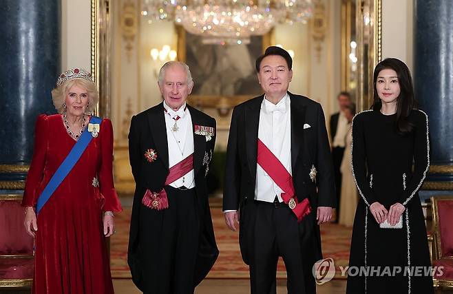 국빈 만찬 참석한 윤석열 대통령 내외 (런던=연합뉴스) 임헌정 기자 = 영국을 국빈 방문 중인 윤석열 대통령과 부인 김건희 여사가 21일(현지시간) 런던 버킹엄궁에서 열린 국빈 만찬에 앞서 찰스 3세 영국 국왕, 커밀라 왕비와 기념촬영을 하고 있다. 2023.11.22 [공동취재] kane@yna.co.kr