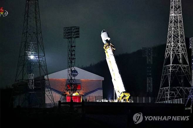 북한, 정찰위성 '만리경-1호' 발사 성공 (서울=연합뉴스) 북한은 21일 오후 10시 42분 28분께 평안북도 철산군 서해위성발사장에서 신형위성운반로케트 '천리마-1'형에 정찰위성 '만리경-1'호를 탑재해 성공적으로 발사했다고 조선중앙TV가 22일 보도했다. 김정은 국무위원장이 현지에서 발사 상황을 참관하고 "국가항공우주기술총국과 연관기관의 간부들과 과학자, 기술자들을 열렬히 축하"해주었다고 전했다. [조선중앙TV 화면] 2023.11.22 
    [국내에서만 사용가능. 재배포 금지. For Use Only in the Republic of Korea. No Redistribution] nkphoto@yna.co.kr