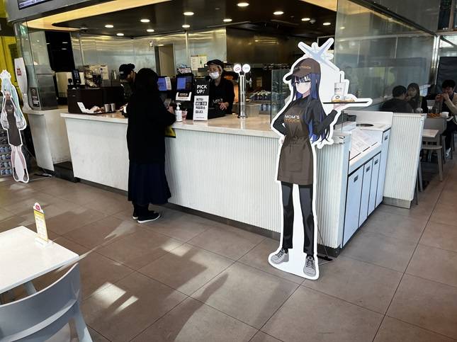 서울 강남구 맘스터치 가든역삼점 내 주문을 받아가는 곳에는 블루 아카이브 캐릭터 '츠치나카 히요리(왼쪽)'와 '조마에 사오리' 간판이 놓여있었다./사진=비즈워치