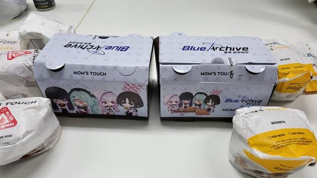 넥슨이 블루 아카이브를 활용해 맘스터치 콜라보 메뉴로 선보인 '매운건 익숙해 세트(왼쪽)'와 '순살도 버거도 사주세요 세트'. 지난 22일 서울 강남구 가든역삼점을 찾았을 때는 매진 상태였다./사진=넥슨 제공