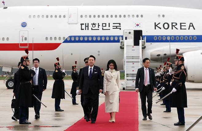 영국 국빈방문을 마치고 프랑스에서 2030 부산세계박람회 유치 활동을 이어가는 윤석열 대통령과 부인 김건희 여사가 23일(현지시간) 파리 오를리 국제공항에 도착, 전용기인 공군 1호기에서 내린 뒤 이동하고 있다. (사진=연합뉴스)