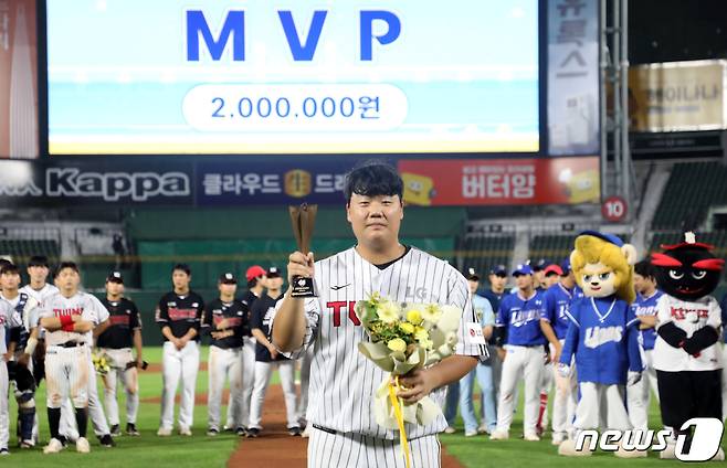 14일 오후 부산 사직야구장에서 열린 '2023 KBO 퓨처스 올스타전' 북부리그와 남부리그의 경기, 최우수 선수(MVP)에 선정된 북부 김범석이 트로피를 들고 기념 촬영을 하고 있다. 2023.7.14/뉴스1 ⓒ News1 윤일지 기자