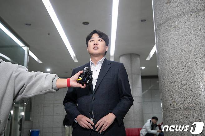 이준석 전 국민의힘 대표가 22일 오후 서울 성북구 고려대학교 4.18 기념관에서 열린 초청 토론회에 참석하기 전 취재진의 질문에 답하고 있다. 2023.11.22/뉴스1 ⓒ News1 이승배 기자