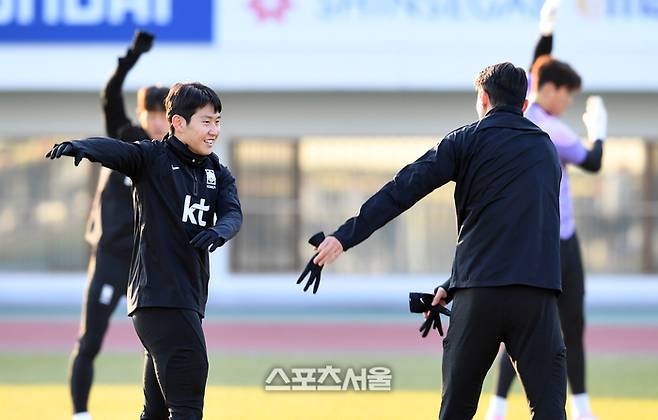 싱가포르와의 월드컵 예선을 앞둔 대한민국 축구대표팀의 이강인(왼쪽)과 황의조가 14일 목동운동장에서 훈련을 하고 있다. 2023. 11. 14. 박진업기자 upandup@sportsseoul.com