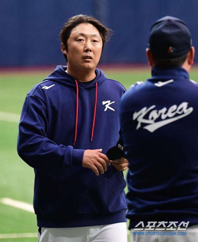 3일 서울 고척스카이돔에서 WBC 야구대표팀이 훈련을 했다. 선수들 훈련 돕는 배영수 코치. 고척=송정헌 기자songs@sportschosun.com/2023.03.03/