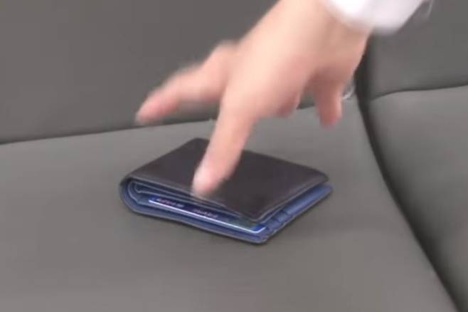 지난 17일 회사원 A씨는 저녁 8시께 택시로 귀가하던 중 뒷자리에서 검은색 지갑 하나를 우연히 발견했다. 사진은 기사의 특정 내용과 관련 없음. [사진=아시아경제DB]