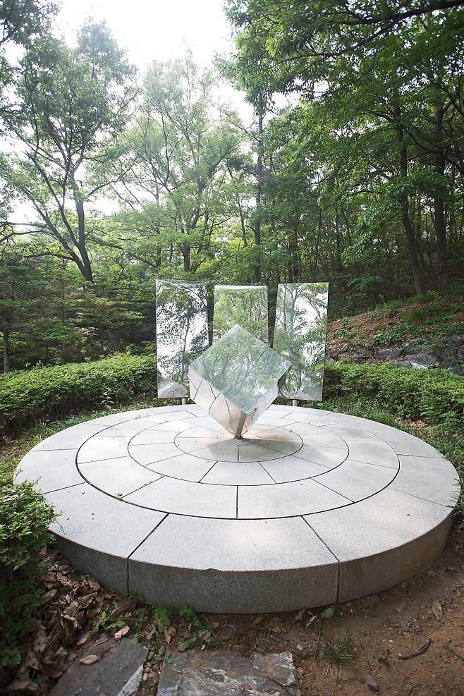 김포국제조각공원은 문수산 기슭을 전시관 삼아 '통일'을 테마로 한 작품 30점을 전시해 놓은 공간이다. 전시작 중 하나인 '자연과의 대화'. / 이경호 영상미디어 기자