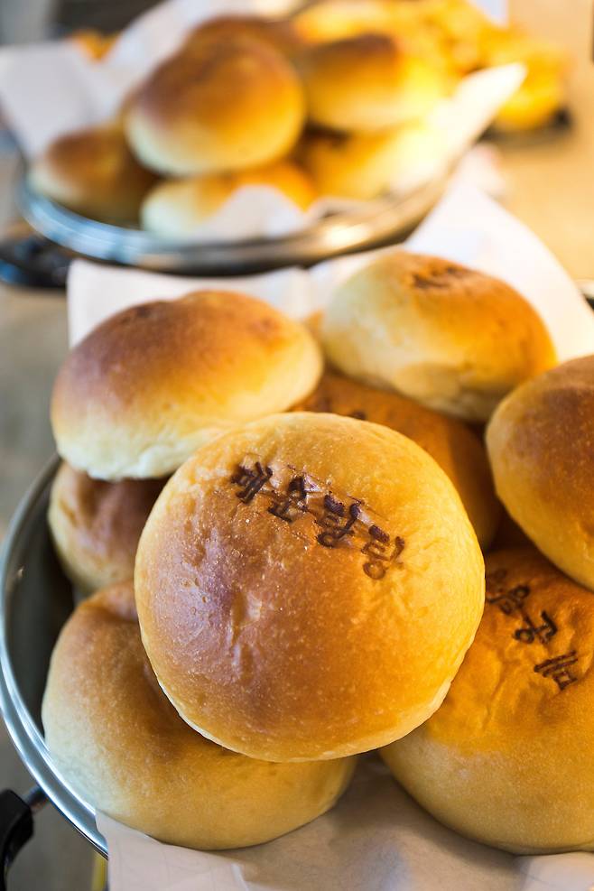 베이커리 카페 '수산공원'의 매운탕 빵. 빵을 가르면 매운탕 양념의 소가 들어있다. 매콤한데 묘하게 중독성이 있다. / 이경호 영상미디어 기자