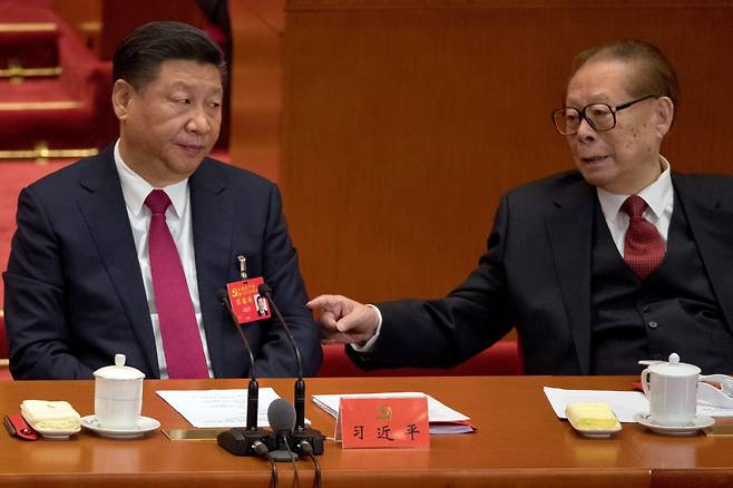 장쩌민 전 중국 국가주석이 96세의 나이로 30일 별세했다. 사진은 지난 2017년 10월 24일 베이징 인민대회당에서 열린 19차 공산당 대회 폐회식 도중 장쩌민 전 국가주석이 시진핑 현 국가주석의 팔을 두드리는 모습이다. 장 전 주석은 시진핑 주석의 정적 그룹인 상하이방(상하이 출신 정재계 인맥)의 대부로 꼽힌다. 시진핑 집권 이후 부패와의 전쟁이라는 명목 아래 장 전 주석 측근 인물들이 대거 제거되기도 했다./AP 연합뉴스