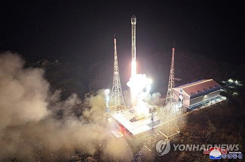 북한은 22일 전날 밤 발사한 군사정찰위성 1호기 '만리경-1호'의 발사가 성공적으로 이뤄졌다고 밝혔다. 조선중앙통신은 이날 "국가항공우주기술총국은 2023년 11월 21일 22시 42분 28초에 평안북도 철산군 서해위성발사장에서 정찰위성 '만리경-1호'를 신형위성운반로켓 '천리마-1형'에 탑재해 성공적으로 발사했다"고 보도했다./연합뉴스