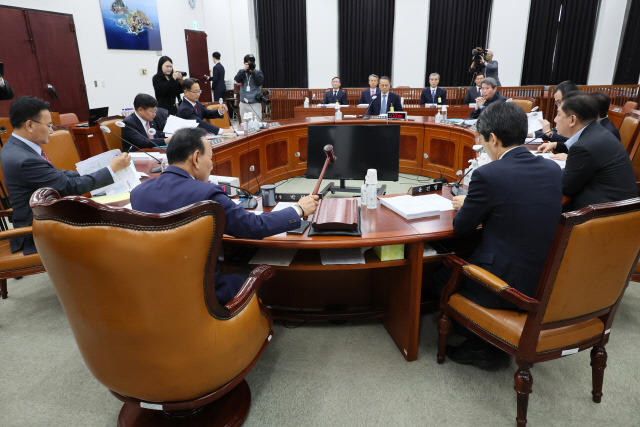 박덕흠 국회 정보위원장이 23일 국회에서 열린 정보위원회 전체회의를 주재하고 있다. 연합뉴스