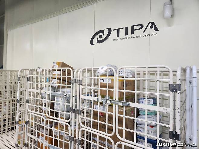 22일 방문한 인천공항본부세관 우편통관센터의 감정장에 쌓여 있는 짝퉁 의심 우편물 ./사진=김동규 기자