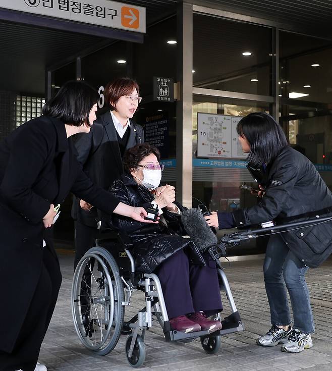 서울고법이 고 곽예남·김복동 할머니와 이용수 할머니 등 위안부 피해자와 유족 등 21명이 일본 국가를 상대로 낸 손해배상 소송의 항소심에서 “일본국은 이 할머니 등이 청구한 금액을 배상하라”고 판결한 23일 오후 일본군 ‘위안부’ 피해자 이용수 할머니가 서울 서초구 서울고법을 나오면서 기뻐하고 있다. 백소아 기자