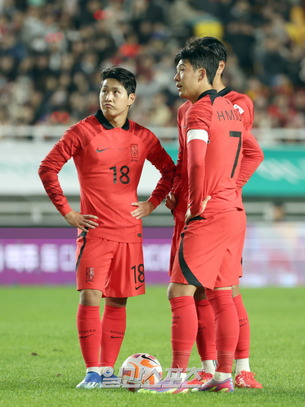 위르겐 클린스만 감독이 이끄는 대한민국 축구대표팀이 17일 오후 수원월드컵경기장에서 베트남 대표팀과 평가전을 펼쳤다. 손흥민 이강인이 프리킥을 앞두고 작전을 얘기 하고있다. 수원=정시종 기자 capa@edaily.co.kr /2023.10.17.