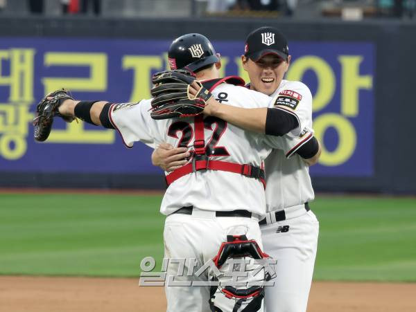 '2023 신한은행 SOL KBO 포스트시즌' NC다이노스와 kt위즈의 플레이오프 5차전 경기가 5일 오후 수원 kt위즈파크에서 열렸다. kt가 3-2로 승리하고 2연패뒤 3연승으로 한국시리즈에 진출했다. 경기 종료후 kt 마무리 김재윤과 포수 장성우가 포옹하고 있다. 수원=정시종 기자 capa@edaily.co.kr /2023.11.05.