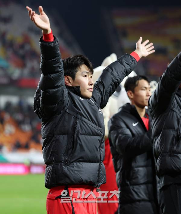 위르겐 클린스만 감독이 이끄는 대한민국 축구대표팀이 17일 오후 수원월드컵경기장에서 베트남 대표팀과 평가전을 펼쳤다. 대표팀이 6-0으로 승리했다. 경기종료후 이강인이 팬들에게 인사하고있다. 수원=정시종 기자 capa@edaily.co.kr /2023.10.17.