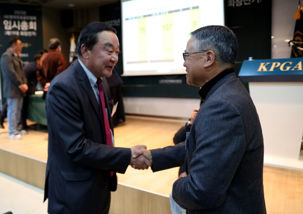 김원섭 회장 당선인(오른쪽)과 축하 악수를 나누는 구자철 회장.   사진=KPGA 