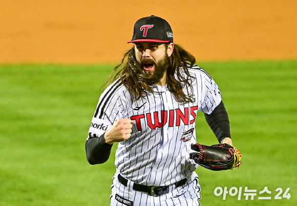 13일 오후 서울 잠실야구장에서 열린 '2023 KBO 포스트시즌' LG 트윈스와 KT 위즈의 한국시리즈 5차전 경기가 열렸다. 4회초 2사 1,2루 LG 켈리가 KT 김민혁의 타구를 다이빙 캐치로 잡아낸 박해민에 호수비에 포효하고 있다. [사진=곽영래 기자]