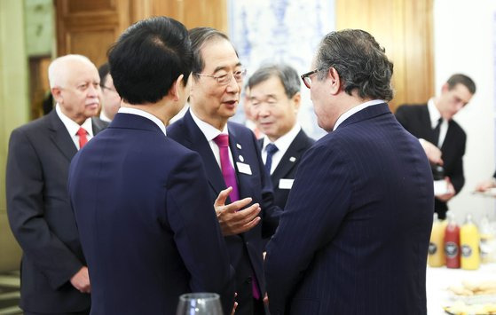 한덕수 국무총리가 지난 14일(현지시간) 파리 메종드부산에서 열린 대한상의 주최의 BIE 회원국 대표 조찬세미나에서 참석자들과 대화를 하고 있다. 사진 국무총리실