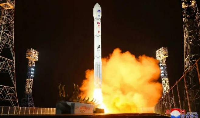 Rocket carrying North Korean military reconnaissance satellite soars into the sky: On November 22, the Korean Central News Agency announced that North Korea successfully launched Chollima-1, a new satellite-carrying rocket, loaded with Malligyong-1, a military reconnaissance satellite from the Seohae (Yellow Sea) Satellite Launching Station in Tongchang-ri, Cholsan-gun, North Pyongan Province on the night of November 21. Korean Central News Agency