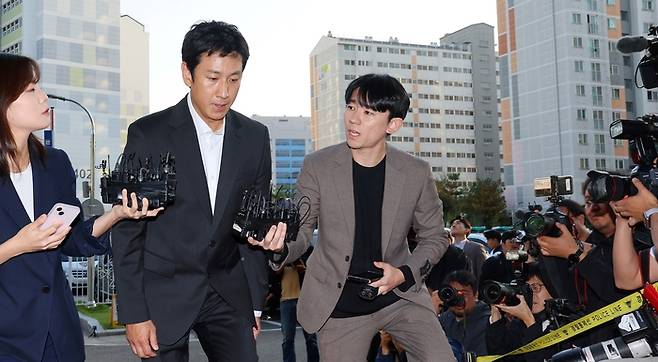 마약 투약 혐의로 입건된 배우 이선균이 경찰서에 들어서고 있다. 연합뉴스