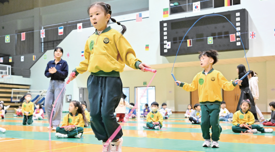 23일 아주대학교 체육관에서 열린 수원시유치원연합회 '한마음 줄넘기대회'에서 유아들이 줄넘기 실력을 뽐내고 있다. 홍기웅 기자