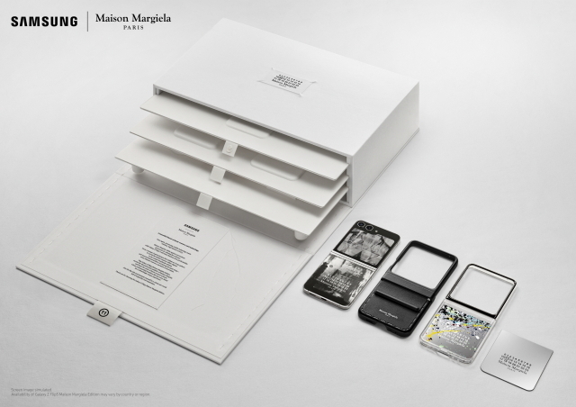 ‘메종 마르지엘라’와 협업한 ‘갤럭시 Z 플립5 메종 마르지엘라 에디션’이 공개됐다./삼성전자