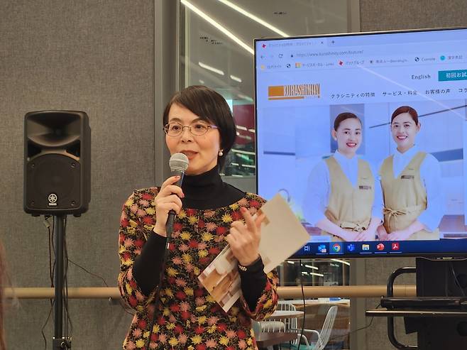 일본 파소나그룹의 외국인 가사도우미(쿠라시니티) 부서장 후미코 타무라씨(사진)가 16일 도쿄도(東京都) 미나토구(港区) 자사 세미나실에서 외국인 가사도우미 현황에 대해 설명하고 있다. [사진=고용노동부 공동취재단]