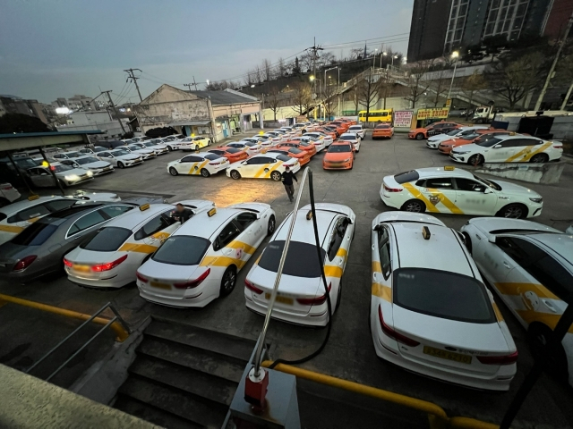 서울시 구로구에 위치한 택시 회사 차고치에 빈 택시들이 주차돼 있다. [헤럴드DB]