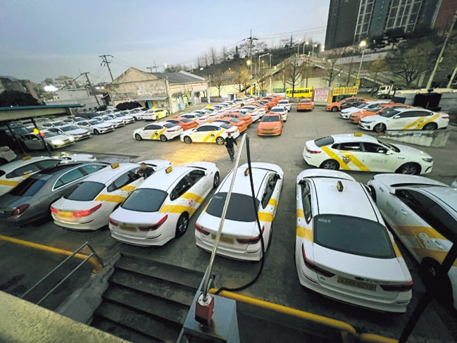 서울시 구로구에 위치한 택시 회사 차고치에 빈 택시들이 주차돼 있다. [헤럴드DB]