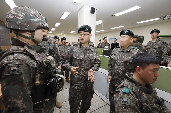 박안수 육군참모총장이 23일 육군 미사일사령부 예하부대를 방문해 적 도발시 즉각 대응할 수 있도록 작전현장 중심의 강한 교육훈련과 작전 실행력 제고에 만전을 기해달라고 당부했다.[육군 제공]