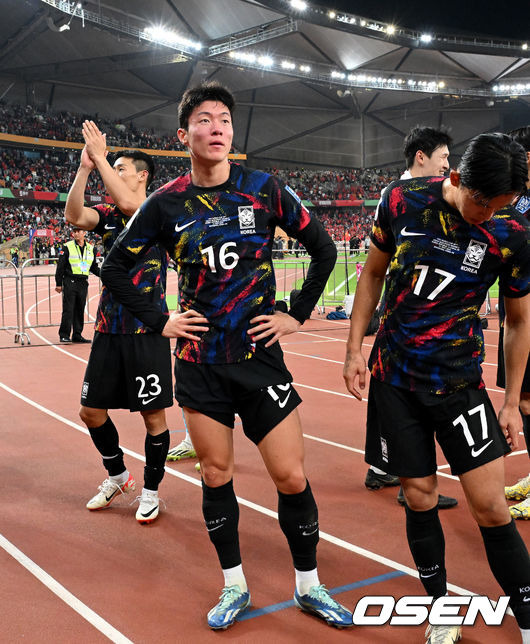 [OSEN=선전(중국), 이대선 기자] 한국이 손흥민(31, 토트넘)의 멀티 골로 중국을 완벽하게 제압했다.위르겐 클린스만 감독이 이끄는 대한민국 축구 국가대표팀은 21일 오후 9시 중국 선전의 선전 유니버시아드 스포츠센터에서 열린 2026 국제축구연맹(FIFA) 아시아지역 2차예선 조별리그 C조 2차전에서 중국과 맞대결을 펼쳐 3-0으로 완승했다. 이로써 한국은 승점 6점(2승)으로 C조 1위를 지켰다. 승점 추가에 실패한 중국은 3점(1승 1패)으로 3위에 자리했다.경기 종료 후 대한민국 황의조가 관중석을 향해 인사를 하고 있다. 2023.11.21 /sunday@osen.co.kr