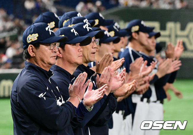 [OSEN=도쿄, 지형준 기자]대한민국 류중일 감독을 비롯한 선수단이 일본 대표팀을 향해 박수를 보내고 있다. 2023.11.19 /