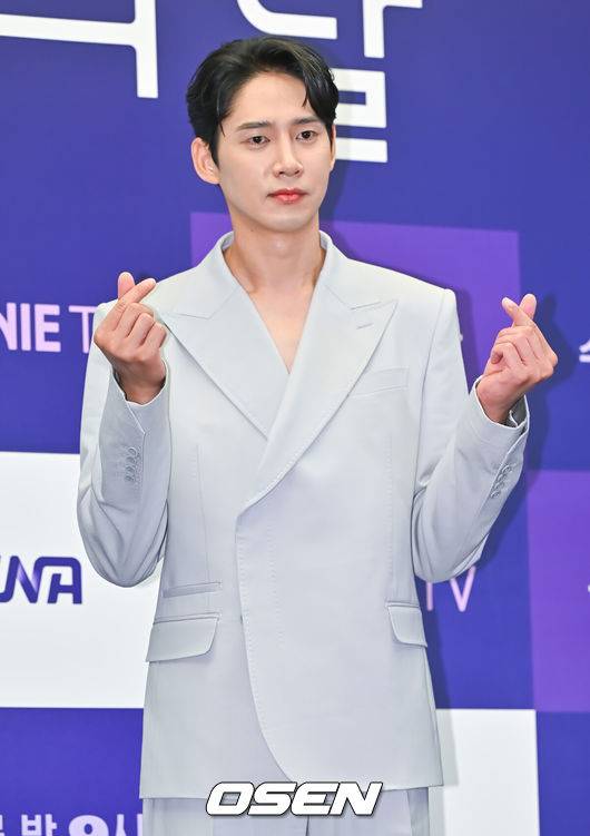 [OSEN=박준형 기자] 13일 오후 서울 상암동 스탠포드 호텔에서 ENA 수목드라마 '유괴의 날'(극본 김제영 / 연출 박유영) 제작발표회가 진행됐다.'유괴의 날'은 어설픈 유괴범 김명준(윤계상 분)과 11세 천재 소녀 최로희(유나 분)의 세상 특별한 공조를 담은 감성 버디 스릴러로, 한국 대표 스릴러 작가로 급부상하고 있는 정해연 작가의 동명의 소설이 원작이다배우 박성훈이 포즈를 취하고 있다.   2023.09.13 / soul1014@osen.co.kr