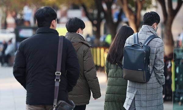 서울 광화문 네거리에서 패딩 등 외투를 입은 시민들이 걷고 있다. 연합뉴스