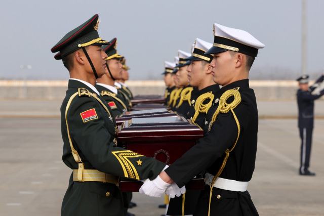 23일 오전 인천국제공항에서 개최된 제10회 중국군 유해 인도식에서 국방부 유해발굴감식단 영현봉송병들이 중국군에게 유해를 인도하고 있다. 사진 제공=국방일보