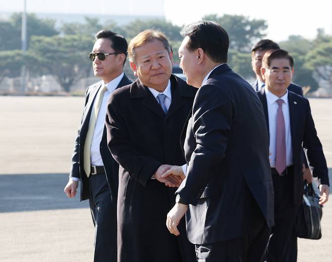 영국을 국빈 방문하는 윤석열 대통령이 11월20일 경기 성남 서울공항에서 출국에 앞서 이상민 행정안전부 장관과 인사하고 있다. ⓒ 연합뉴스