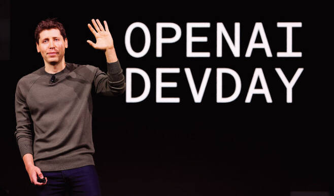 샘 올트먼 최고경영자(CEO)가 11월 6일 (현지 시간) 미국 샌프란시스코에서 열린 오픈AI 개발자 행사 ‘데브 데이(Dev Day)’에 참석해 인사하고 있다. [GETTYIMAGES]