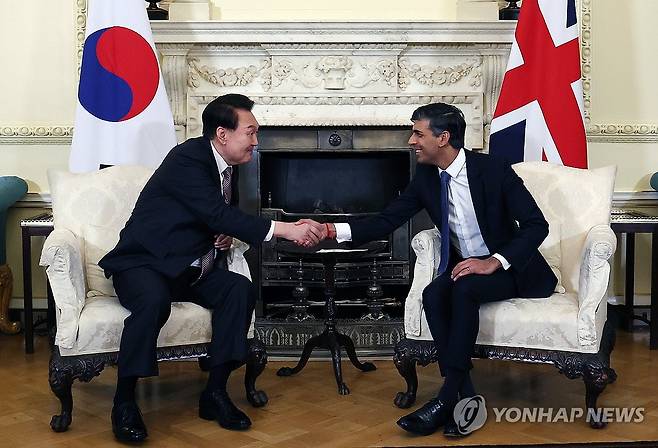 윤석열 대통령, 리시 수낵 총리와 한영 정상회담 (런던=연합뉴스) 임헌정 기자 = 영국을 국빈 방문 중인 윤석열 대통령이 22일(현지시간) 런던 다우닝가 10번지 총리 관저에서 리시 수낵 총리와 한영 정상회담을 하며 악수하고 있다. 2023.11.23 kane@yna.co.kr