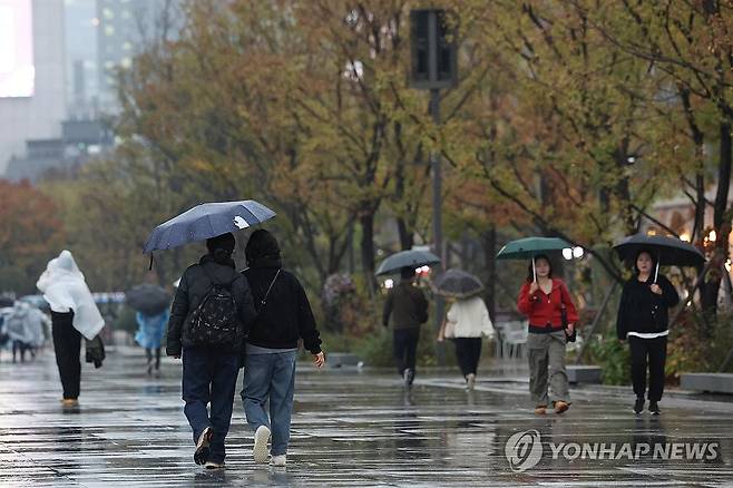 서울 가을비 (서울=연합뉴스) 신현우 기자 = 비가 내린 9일 서울 광화문광장에서 우산을 쓴 시민들이 오가고 있다. 2023.11.9 nowwego@yna.co.kr