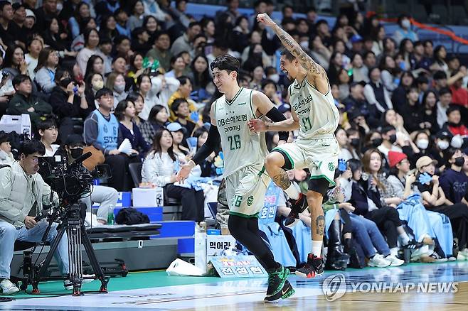 환호하는 강상재와 알바노 (고양=연합뉴스) 임병식 기자 = 19일 고양소노아레나에서 열린 2023-2024 정관장 프로농구 정규리그 고양 소노와 원주 DB의 경기에서 원주 강상재(왼쪽)와 알바노가 4쿼터 역전에 이어 점수 차이를 벌린 뒤 환호하고 있다.  2023.11.19 andphotodo@yna.co.kr