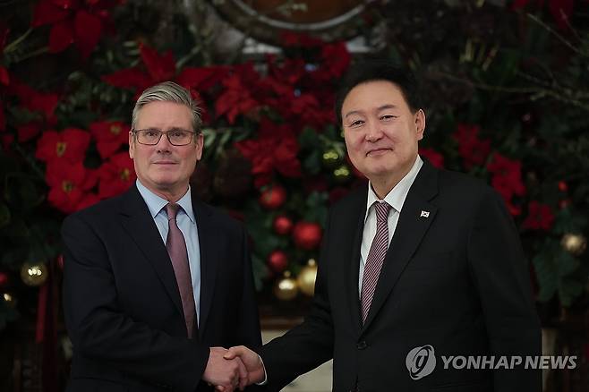 윤 대통령, 키어 스타머 영국 노동당 당수 접견 (런던=연합뉴스) 임헌정 기자 = 영국을 국빈 방문 중인 윤석열 대통령이 22일(현지시간) 런던의 한 호텔에서 키어 스타머 영국 노동당 당수를 접견하며 기념촬영을 하고 있다. 2023.11.23 [공동취재] kane@yna.co.kr