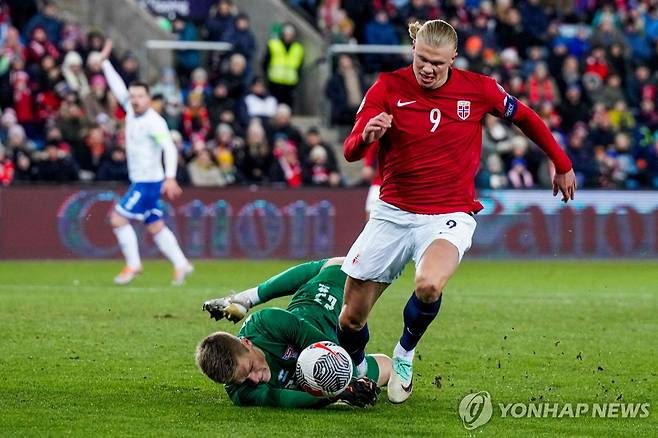 골키퍼를 제치는 엘링 홀란 [AFP=연합뉴스]