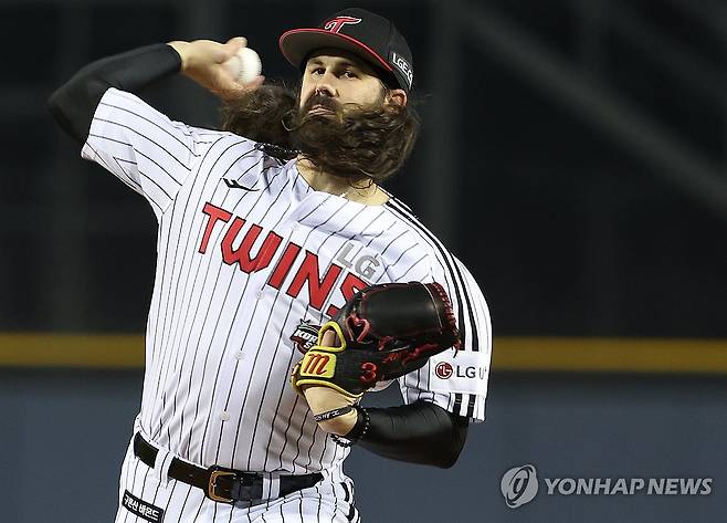 역투하는 LG 선발 켈리 (서울=연합뉴스) 이지은 기자 = 7일 서울 잠실야구장에서 열린 2023 KBO 한국시리즈 1차전 kt 위즈와 LG 트윈스의 경기.  1회초 LG 선발투수 켈리가 역투하고 있다. 2023.11.7 jieunlee@yna.co.kr