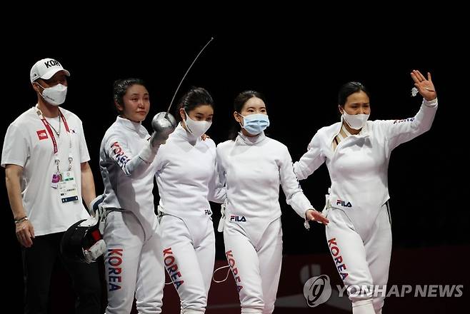 [올림픽] 자랑스러운 대한민국 여검객들 (지바=연합뉴스) 류영석 기자 = 27일 일본 지바 마쿠하리 메세B홀에서 열린 도쿄올림픽 펜싱 여자 에페 단체 대한민국 대 에스토니아 결승전에서 은메달을 딴 강영미, 송세라, 이혜인, 최인정과 장태석 코치가 손을 들어 인사하고 있다.  2021.7.27 ondol@yna.co.kr