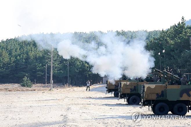 포항 화진훈련장에 나타난 차륜형자주포 (포항=연합뉴스) 손대성 기자 = 23일 경북 포항시 북구 송라면 화진훈련장에서 육군 50사단이 105㎜ 차륜형자주포를 동원해 해상 포병 고폭탄 사격훈련을 하고 있다. 2023.11.23 sds123@yna.co.kr