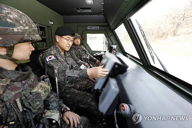 박안수 육군참모총장, 미사일전략사령부 현장지도 (서울=연합뉴스) 박안수 육군참모총장이 23일 미사일전략사령부 예하부대를 방문, 이동식발사대를 확인하고 있다. 2023.11.23 [육군 제공. 재판매 및 DB 금지] photo@yna.co.kr