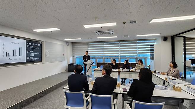 울산 고교학점제지원센터 견학하는 부산교육청 관계자들 [울산시교육청 제공. 재판매 및 DB 금지]