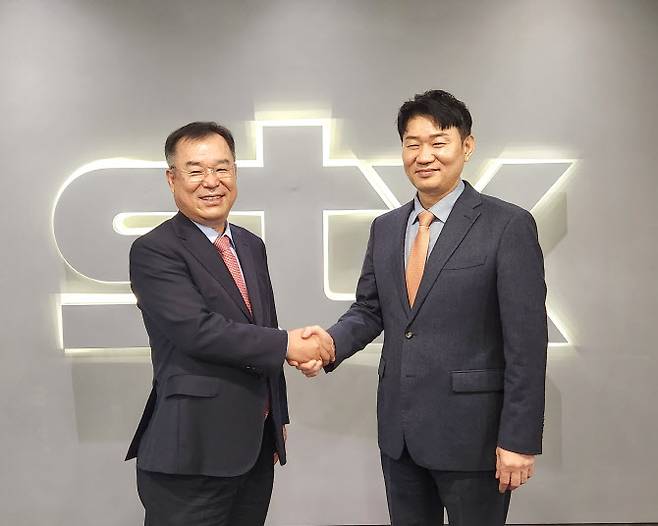 박상준 STX 대표(오른쪽)가 지난 23일 서울 중구 STX사옥에서 남상규 IBT 대표와 전략적 파트너십 구축을 위한 협정을 체결한 뒤 기념사진을 촬영하고 있다.(사진=STX)